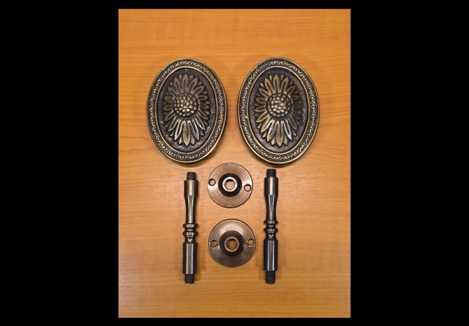 2 Cortinas de flores de latón macizo de colección Girasol, grandes ovaladas 4"x3" raras usadas Foto 1 de 4