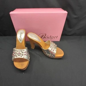 ASHLEY BRIDGET "NEW" Metallic Silver Studded Open Toe Wood Heals Sandals Size 7 - Picture 1 of 12