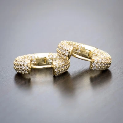 Pendientes tipo argolla Huggie con racimo de diamantes creados en laboratorio 2TCW enchapados en oro amarillo de 14 k Foto 1 de 4