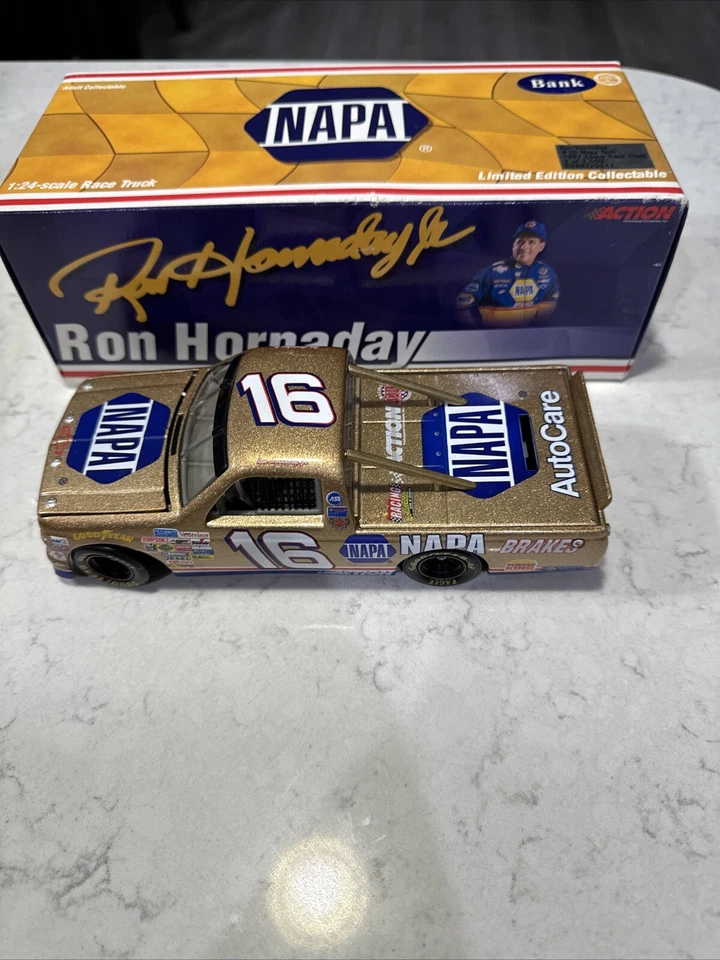 RARO! Camión Chevy Silverado 1997 vintage NASCAR #16 Ron Hornaday NAPA dorado 1:24 Foto 1 de 4
