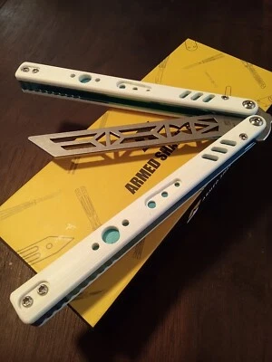  Baliplus Práctica BALISONG AS Clon REP MARIPOSA Entrenador Opaco Blanco y Azul Foto 1 de 4