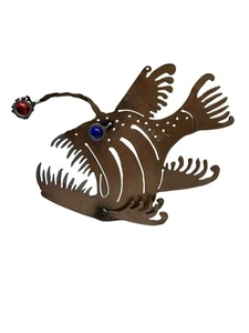 Escultura artesanal de arte de metal de un rape canicas de vidrio de colores - Imagen 1 de 13