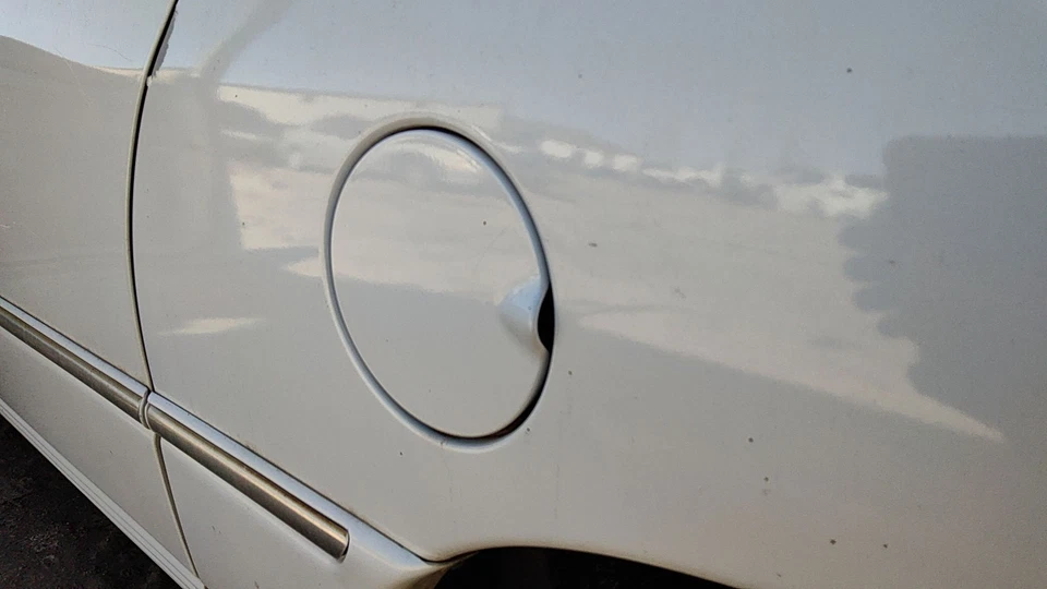 1996 - 2000 Town & Country 油箱门带铰链燃气盖 Oem Pwp 金色白色 — 第 1/3 张图片