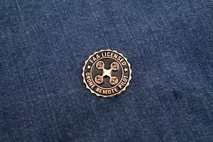 Pin de solapa pequeño de accesorios para drones dorados - Pin piloto remoto UAS con licencia de la FAA 1,25" - Imagen 1 de 4
