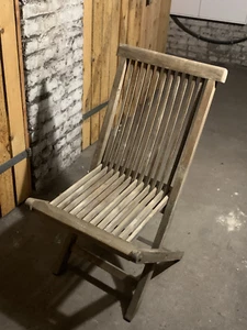 Holz Terrassenstuhl mit maßgeschneiderten roten Kissen- perfekt für den Sommer - Bild 1 von 3
