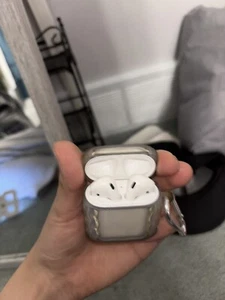 Écouteurs intra-auriculaires Apple AirPods 1ère génération avec étui de charge - Blanc - Photo 1 sur 3