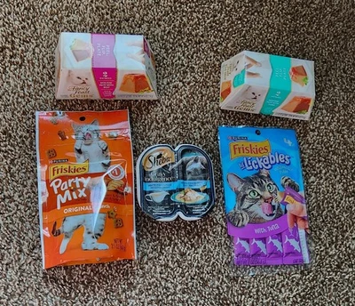 Lote de 4 Friskies de comida para gatos mezcla de fiesta golosinas para gatos pollo real, pescado Sheba, atún Foto 1 de 4