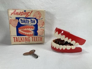 Vintage AMAZING YAKITY-YAK TALKING CHATTERING TEETH Toy 1949 Original Box W/Key - Picture 1 of 7