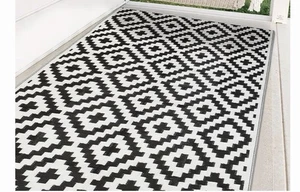 Waterproof Outdoor Rug 5x8 Black And White Diamond Pattern. In Plastic - Picture 1 of 5