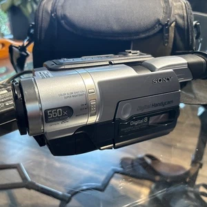 Grabadora de video Sony Handyman TRV140 con bolsa y cargador solo piezas - Imagen 1 de 5