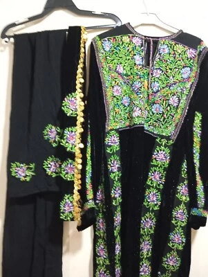 Vestido bordado a mano antiguo, el vestido está renovado, tela de terciopelo negro Foto 1 de 4