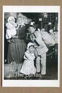 ITALIAN FAMILY SEEKING LOST BAGS, ELLIS ISLAND 1905 Photo Lewis W. Hine POSTCARD - Picture 1 of 2