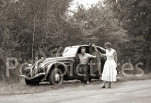 Voiture automobile Peugeot 302 femme & homme  - Repro photo ancienne an. 1950 - Picture 1 of 3