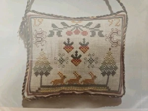 The Nostalgic Needle A SCOTTISH CHRISTMAS CUSHION Ornament Cross Stitch Pattern  - Picture 1 of 3