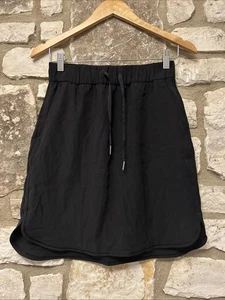 Falda para mujer Lululemon negra sobre la marcha talla 6 logotipo acento cordón bolsillos - Imagen 1 de 5