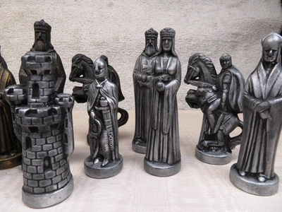 Juego de cerámica vintage Knights Tempar piezas de ajedrez grandes solo cruzadas años 70 6" sin Bd Foto 1 de 4