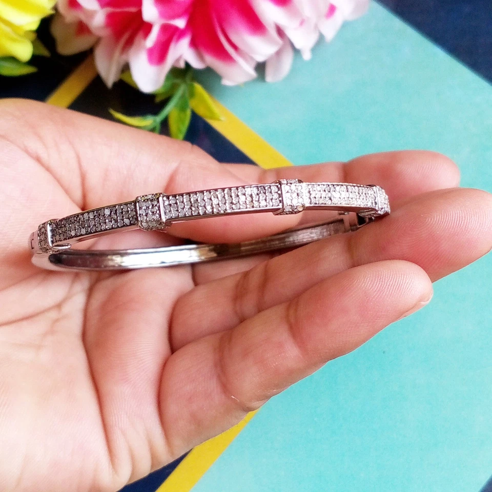 Brazalete de diseñador de diamantes pavé - Brazalete de plata de ley oxidada con bloqueo - Chispa Foto 1 de 1