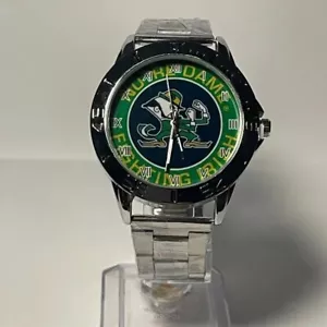 Orologio Notre Dame Fighting Irish NCAA "LEPRECHAUN" Uomo Acciaio Inox NUOVO - Foto 1 di 7