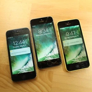 Lot of 3 Vintage Apple iPhone 5 Smartphone Mix 16GB 4G LTE Collectible For Parts - Picture 1 of 5