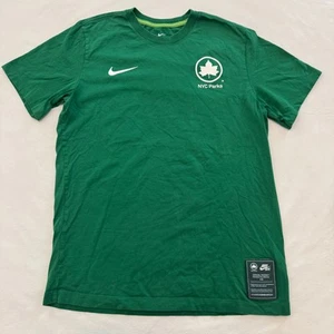 Camicia Nike Uomo NYC New York City Parks Verde Bianco Logo Adulto Media CV543-302 - Foto 1 di 14
