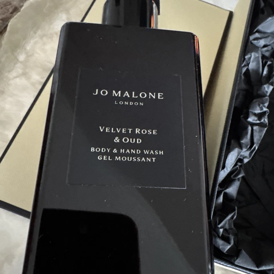 Jo Malone London Velvet Rose & Oud Body & Hand Wash 250ML BOXED WITH GOLD BOW - Image 1 of 4