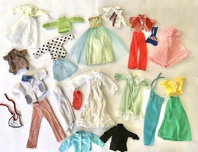 Lote Ropa Muñeca Barbie y Otros Ropa Niña Surtida TLC 1970s Foto 1 de 4