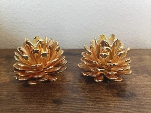 Vintage schwere Metall Kerzenhalter 2 goldfarbene Tannenzapfen Weihnachten Set 2,25" - Bild 1 von 7