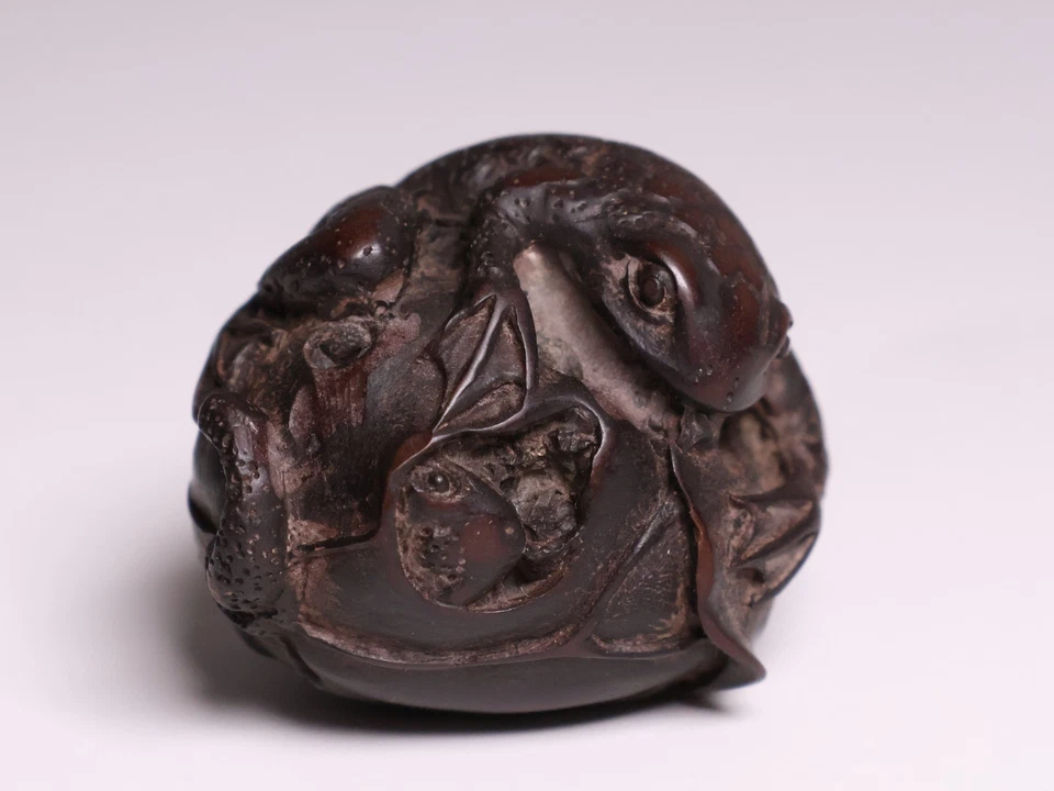 Rana y serpiente japonesa tallada en madera Netsuke 1,62 pulgadas Inro Ojime Meiji era siglo XIX Foto 1 de 4