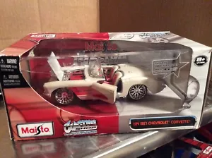 Maisto Custom Shop 1:24 1957 Chevrolet Corvette bianco/rosso scatola danneggiata - Foto 1 di 3