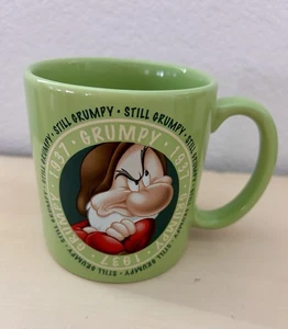 16 Unzen Disney Store STILL GRUMPY 1937 grün Kaffeebecher Tasse sieben Zwerge schön - Bild 1 von 8