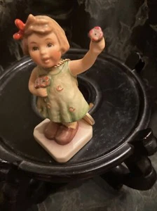 M.I. Hummel Club Erstausgabe, 1996-97. #793 - Mädchen Figur " Forever Yours" - Bild 1 von 6