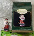 1999 Hallmark Weihnachtsschmuck Miniatur verschneite Überraschungsbuchse in der Box