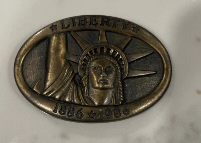 VTG THE COMMEMORATIVE MINT LIBERTY 1886-1986 BELT BUCKLE Brass - Image 1 of 4