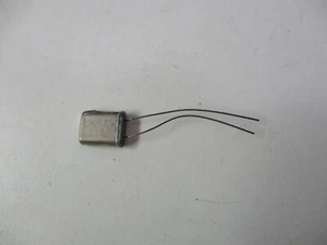 M-Tron 527 Radio Crystal 10.615 MHz 0.018 X 1.5 inch Long Wire Leads Vintage - Zdjęcie 1 z 4