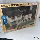 Sealed PLASTICVILLE USA- HO GAUGE SPLIT LEVEL HOUSES 2901-198