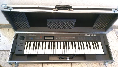Roland ALPHA Juno-2 Analog Polyphonic Synthesizer mit neuem Flight Case - Bild 1 von 4