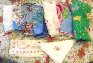 Paket 10 Vintage Damen Taschentücher Taschentücher bedruckt Blumen einfarbig Rosen Kleider - Bild 1 von 8