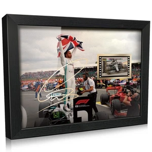 Poster firmato Lewis Hamilton con cornice in legno decorazione artistica fotografica, con 1x35 mm G P 20... - Foto 1 di 6