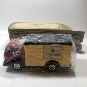 ERTL Leinenkugels 1949 White 3000 Tilt Cab Truck Die-Cast Bank w Key 19479 - Picture 1 of 7