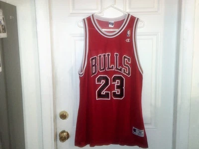 CAMISETA ROJA Y NEGRA JORDAN BULLS CHAMPION #23 TALLA 48 Foto 1 de 4