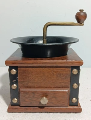Molinillo de café vintage con borde tachonado de madera y metal con cajón Foto 1 de 4