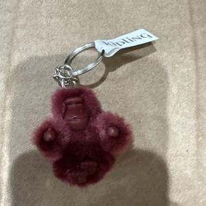 Kipling Mini Affe Schlüsselanhänger - ELLA - Lounge Weinrot - Neu mit Etikett - Bild 1 von 6