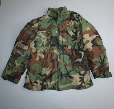 DE COLECCIÓN USGI EJÉRCITO DE EE. UU. EXCEDENTE M65 CHAQUETA DE CAMPO BOSQUE CAMUFLAJE CLIMA FRÍO ABRIGO Latón Foto 1 de 4