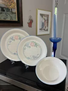 3 piezas Corning Corelle 2 PLATOS 1 TAZÓN Symphony 10,25" Cena/Ensalada Rosa Azul EE. UU. - Imagen 1 de 7