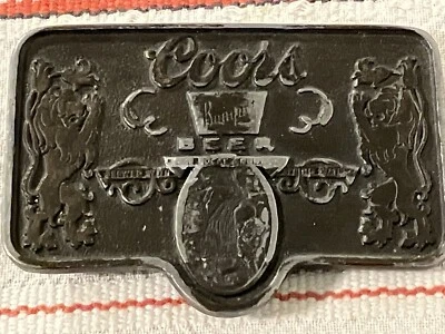 Hebilla de cinturón de latón con logotipo de cerveza de banquete Coors vintage hecha en EE. UU. Adolph Coors Co Foto 1 de 4