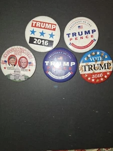 COLLEZIONE BOTTONI CAMPAGNA DONALD TRUMP & MIKE PENCE 2016, uno ha vernice persa - Foto 1 di 1