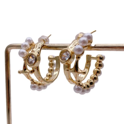 Pendientes Huggie de aro de circonita circonita cúbica concha de mar blanco para boda Foto 1 de 4