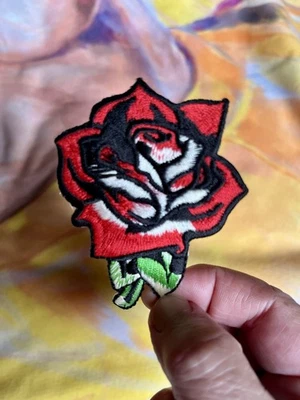 红玫瑰熨烫布贴红色白色黑色刺绣 — 第 1/2 张图片