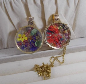 set of 2 acrylic set dried flower & crystal filled round pendants 20" - Picture 1 of 6