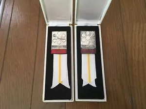 1972 SAPPORO OLYMPIC PRESS & SPILLA OSPITE BADGE NASTRO CUSTODIA ORIGINALE d400 - Foto 1 di 10